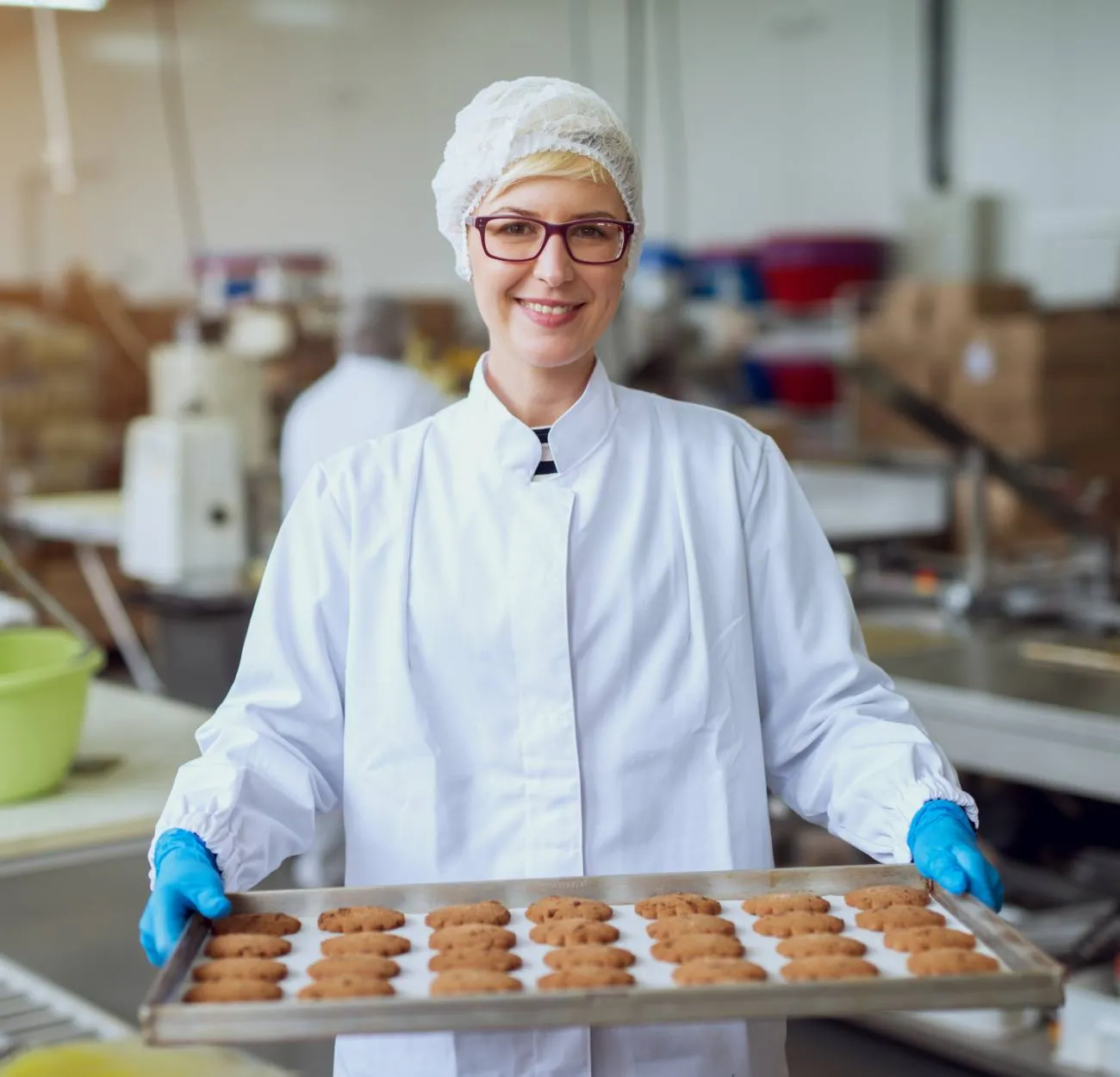 Femme avec plateau de biscuits 