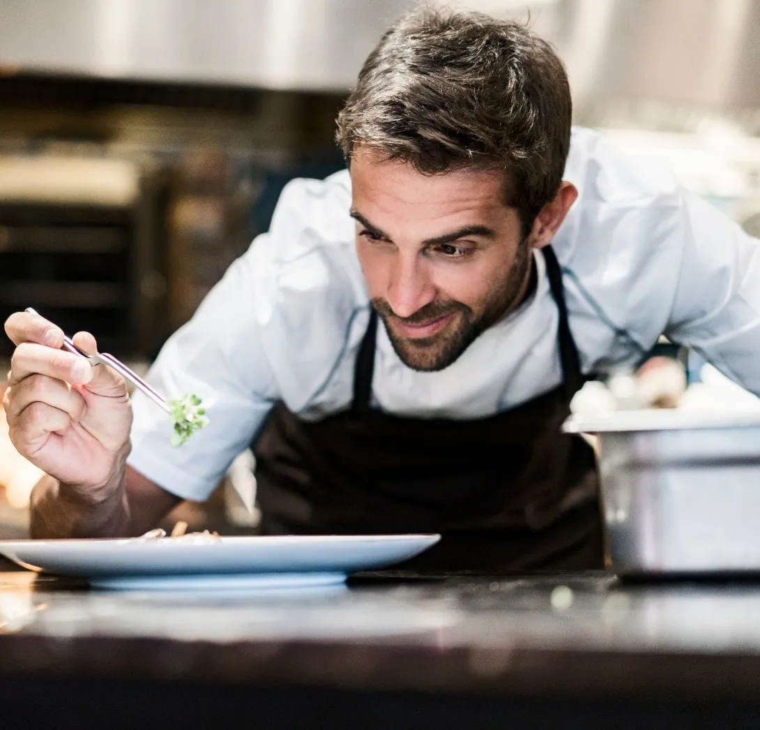 Chef cuisinier avec pince de présentation 