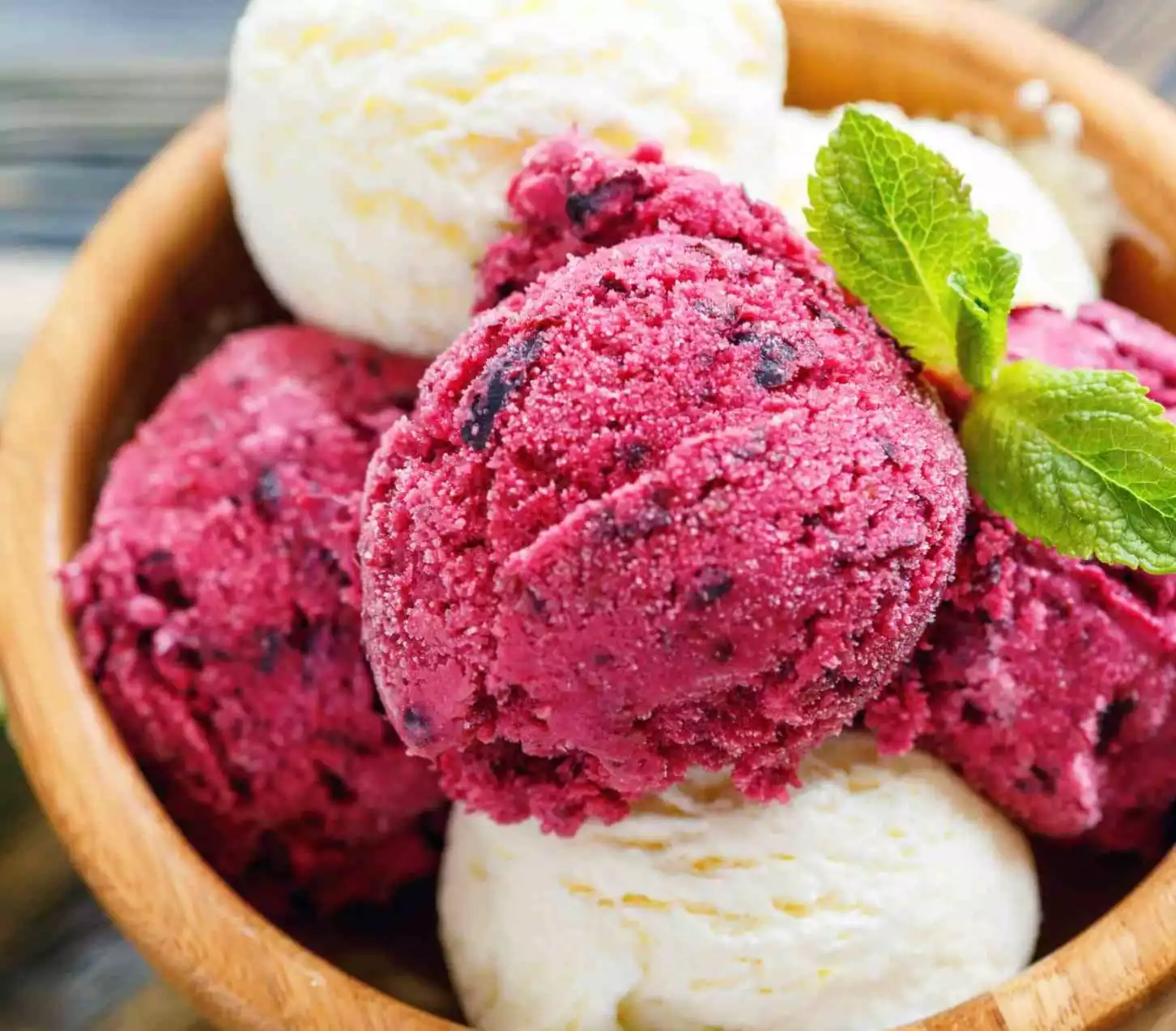 Boules de glace framboise et vanille