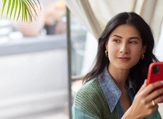 Femme tenant son téléphone dans la main