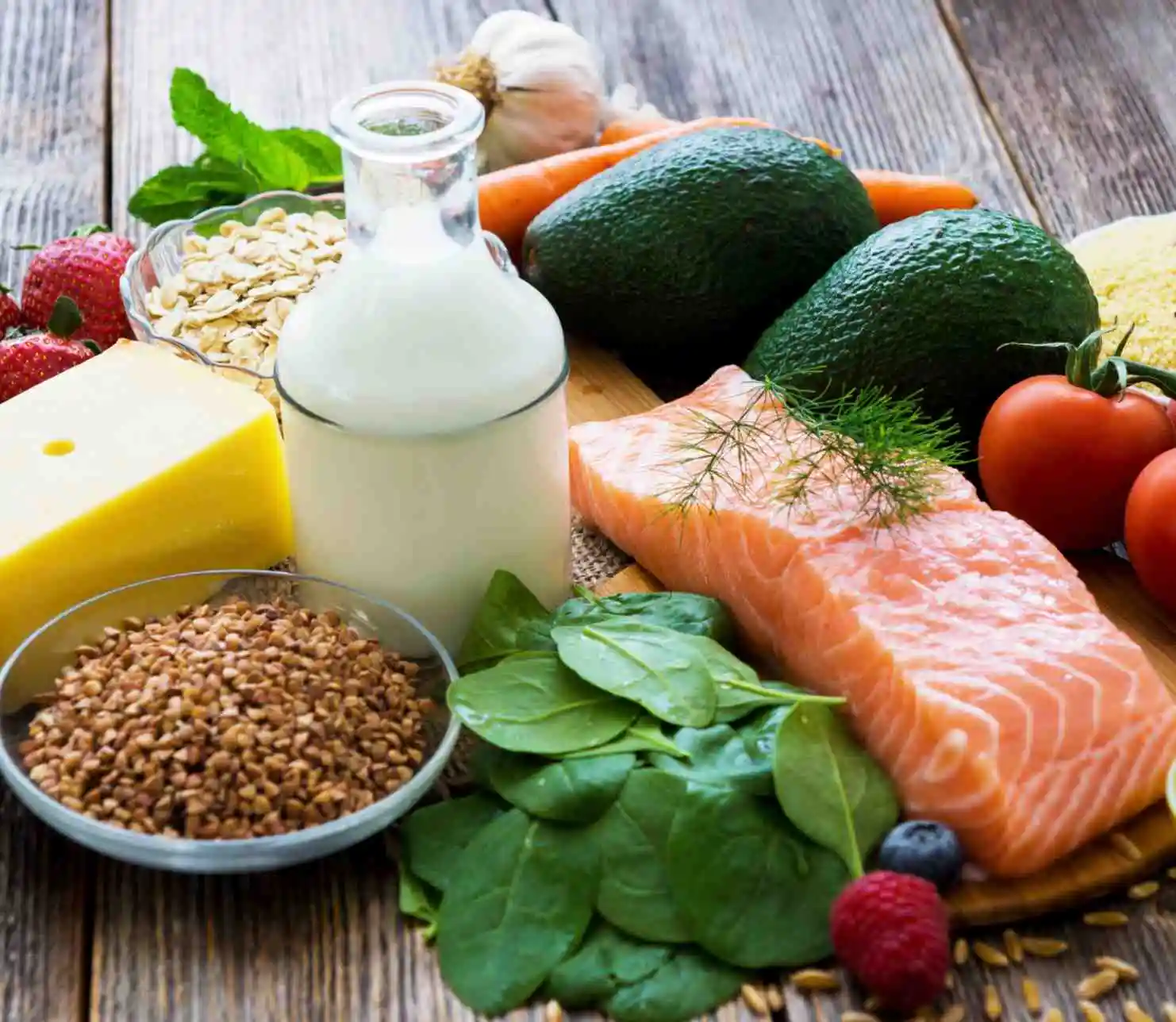 Aliments frais : saumon, avocats, produits laitiers et autres légumes