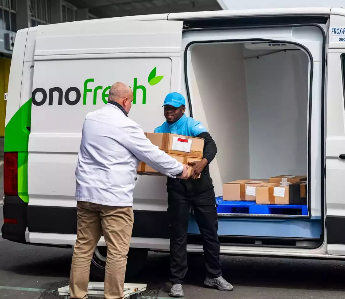 Chauffeur qui livre des colis alimentaires