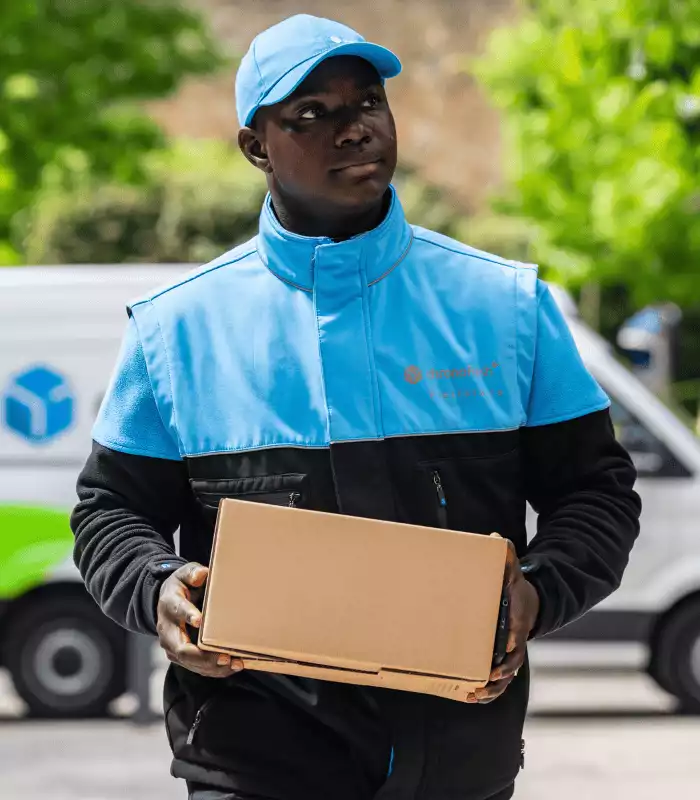 Chauffeur livreur Chronofresh avec colis alimentaire dans les mains