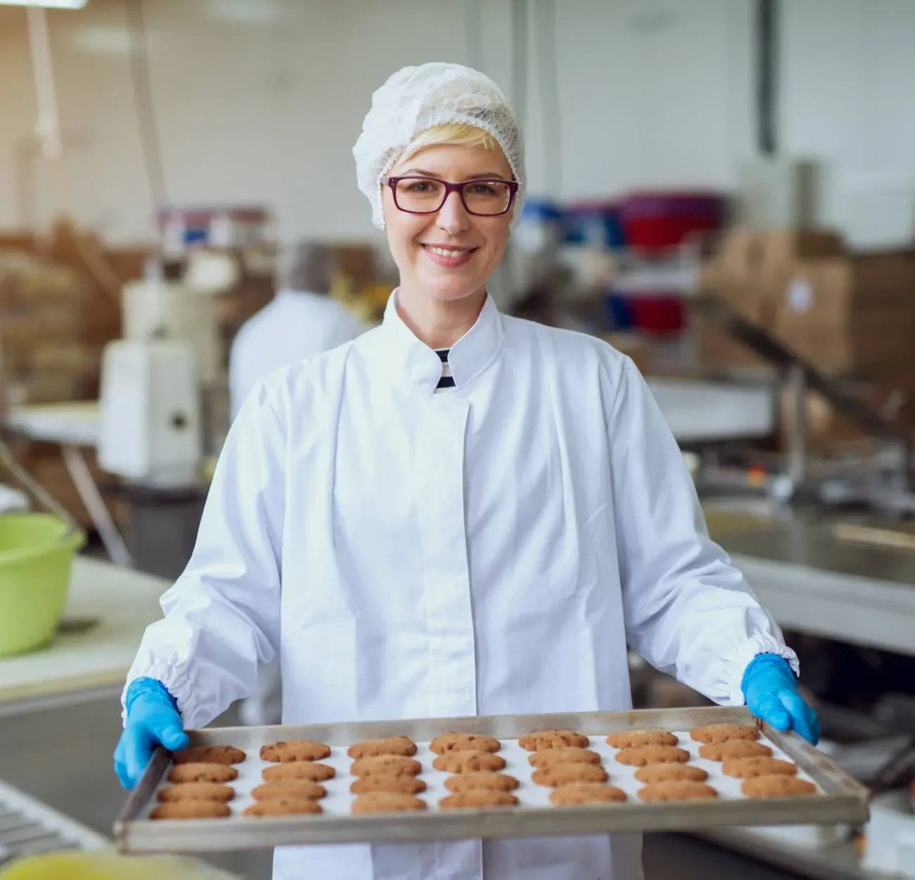 Femme avec plateau de biscuits 