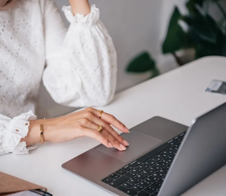 Femme utilisant un ordinateur 