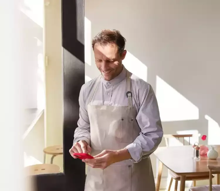 Professionnel alimentaire avec téléphone à la main 