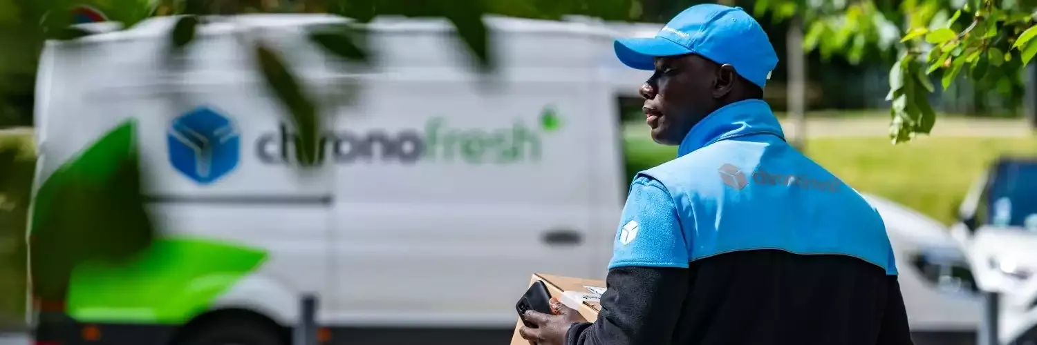 Chauffeur Chronofresh et camion en fond