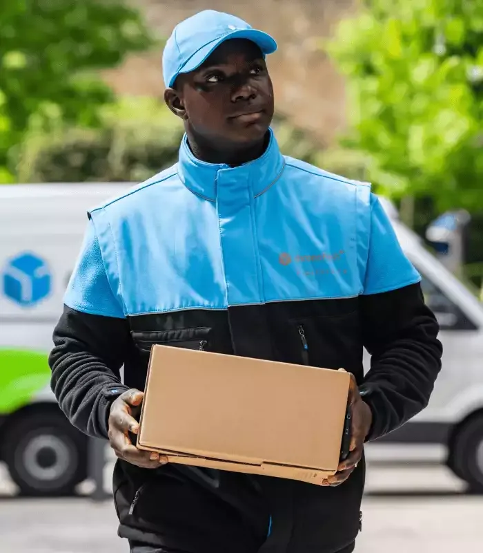 Chauffeur livreur Chronofresh avec colis alimentaire dans les mains